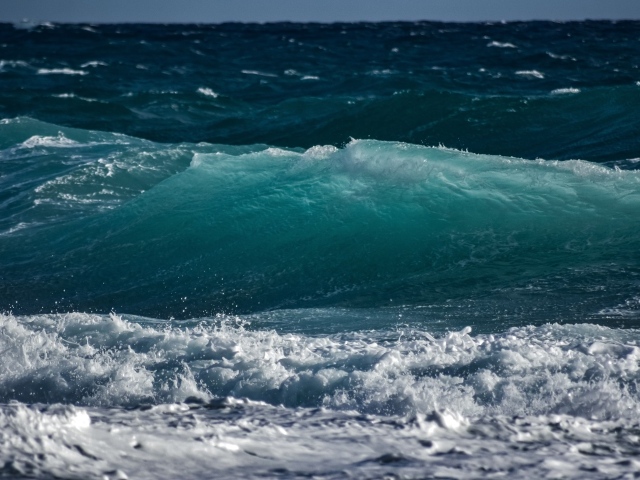 Волны с белой пеной поднимаются в море