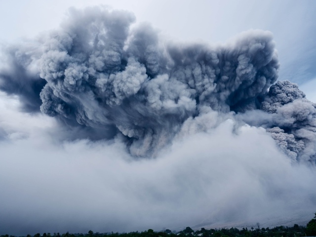 Облако пепла над вулканом