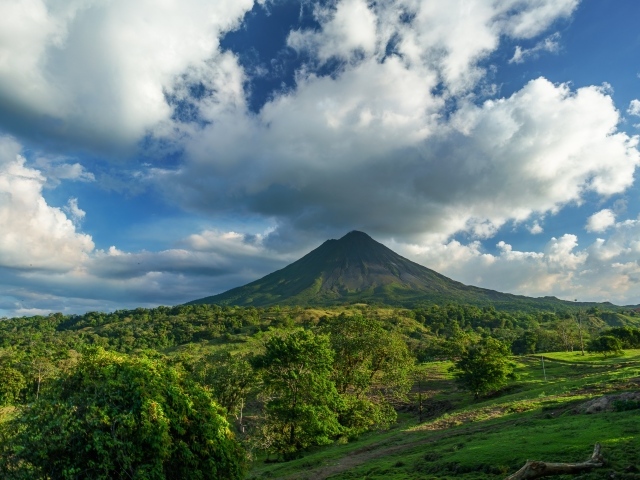 Зеленый вулкан Ареналь под белыми облаками,  Коста Рика