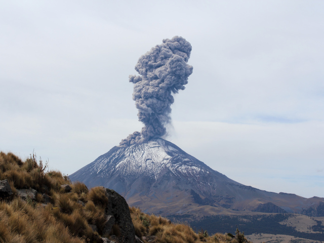 Дым над действующим вулканом Попокатепетль, Мексика