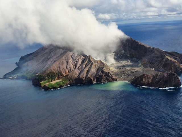 Вулканический остров Уайт-Айленд в клубе белого дыма, Новая Зеландия