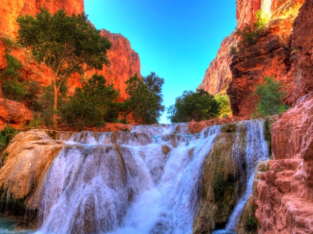 Красивый водопад стекает с гор, Аризона, США