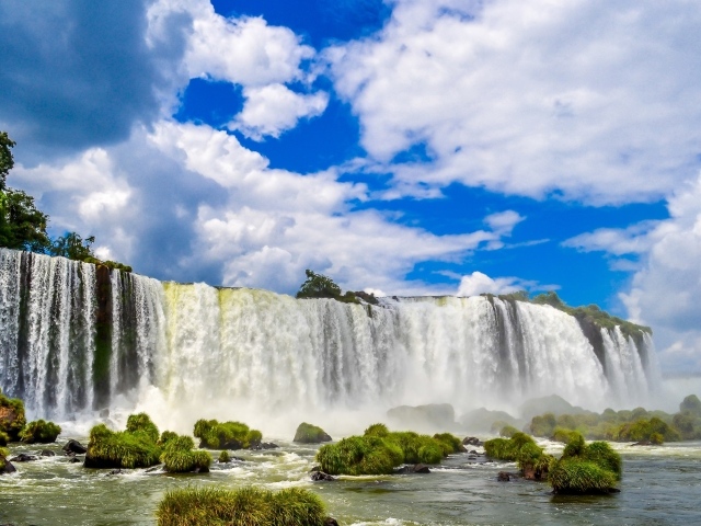 Красивый вид на водопад Игуасу