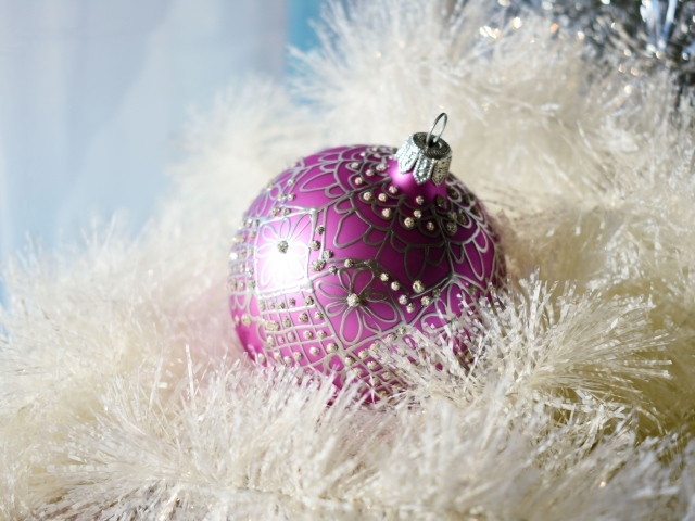 Розовый шарик с белой мишурой на новый год