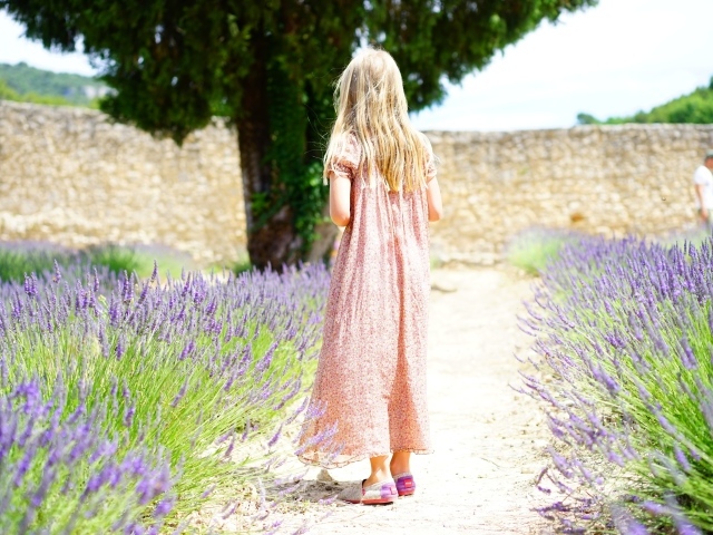 Маленькая девочка в платье на поле с лавандой