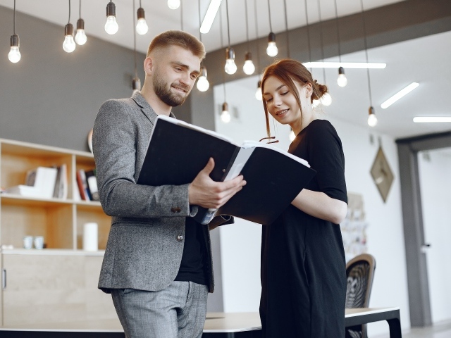 Мужчина и девушка с договором в офисе