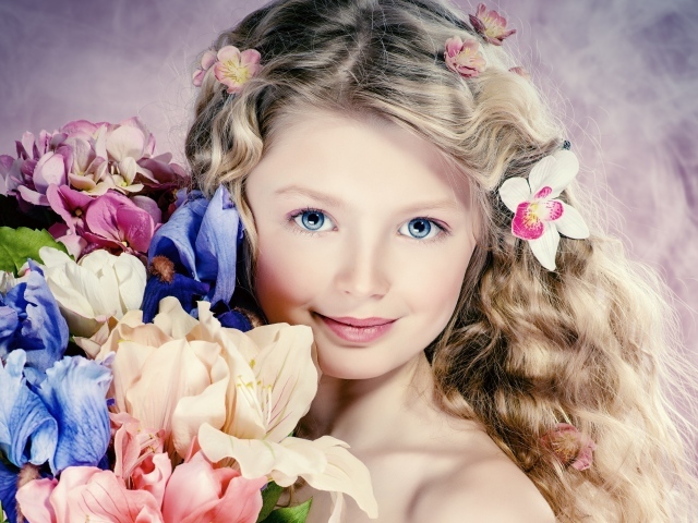 Красивая голубоглазая девочка с букетом цветов