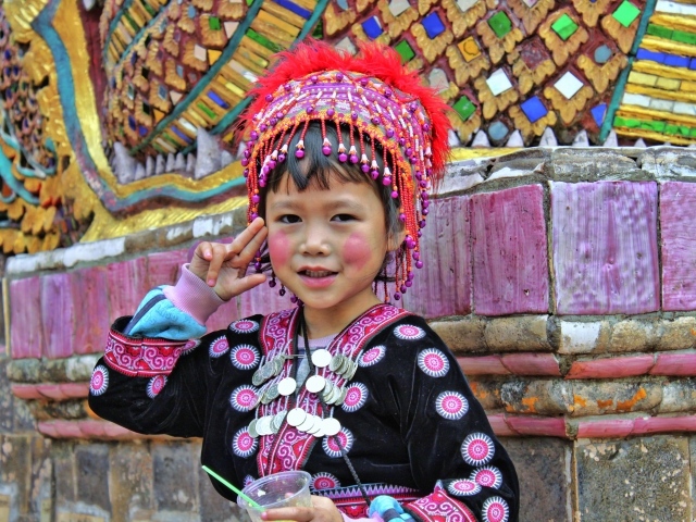 Маленькая девочка азиатка в национальном костюме 