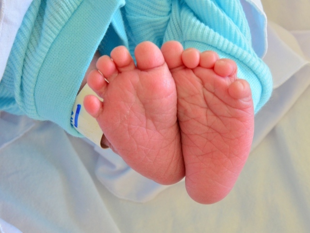 Ноги маленького ребенка крупным планом