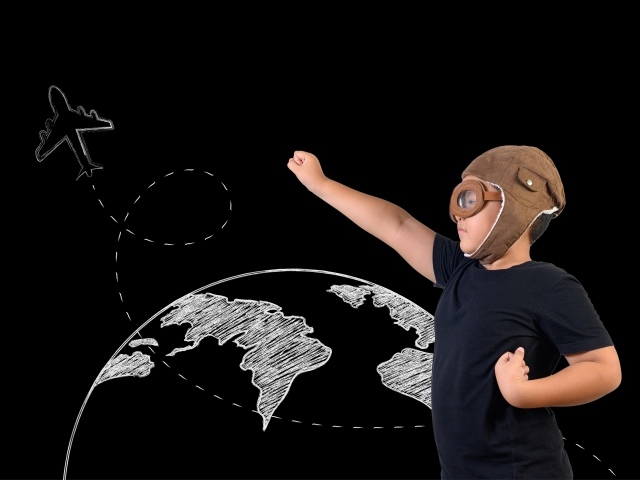 Маленький мальчик мечтает стать летчиком