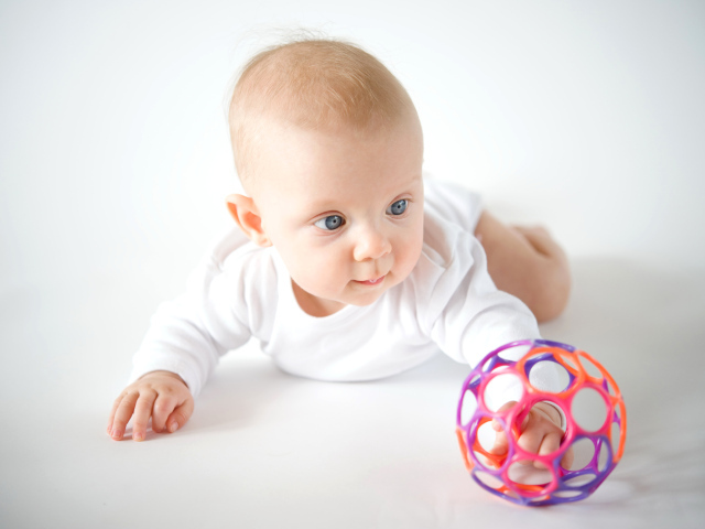 Маленький ребенок с игрушечным мячом