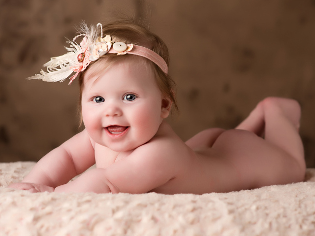 Маленькая забавная девочка с повязкой на голове