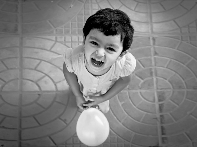 Маленькая девочка с шариком 