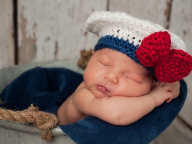 Маленький грудной ребенок в вязаной шапке 