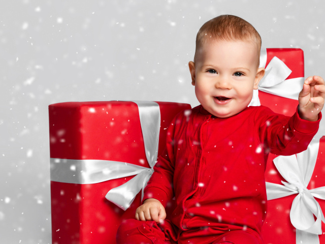 Улыбающийся ребенок с большими красными подарками 