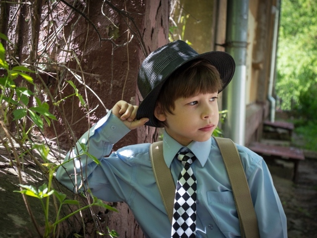 Стильный мальчик в черной шляпе 