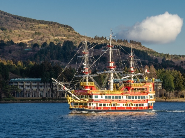 Большой красивый корабль в море 