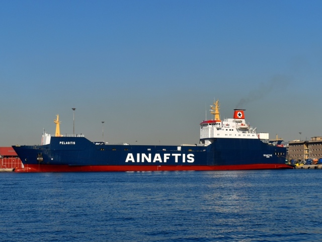 Грузовой танкер Ainaftis в гавани 