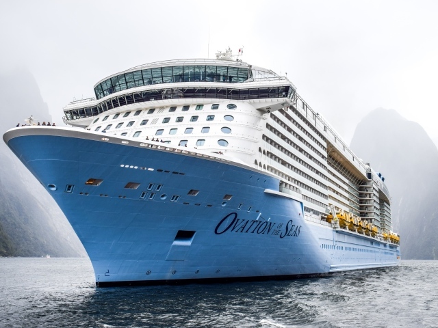 Большой круизный лайнер Ovation of the Seas заплывает в фьорд 