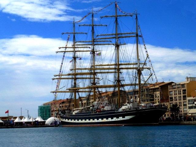 Большой парусный фрегат в порту на фоне неба