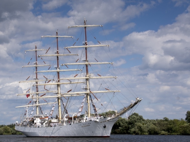 Большой белый корабль с опущенными парусами