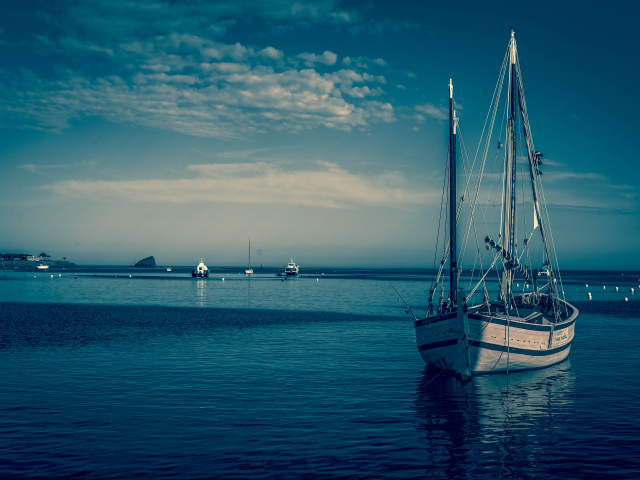 Парусная лодка в порту в сумерках 