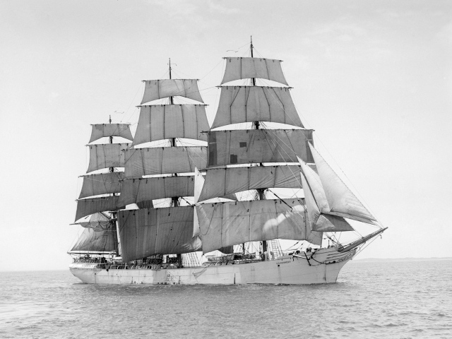 Трехмачтовое парусное судно черно-белое фото