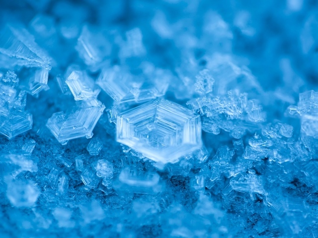 Разбитая холодная снежинка лежит на земле