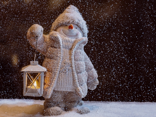 Статуэтка снеговика с фонарем 