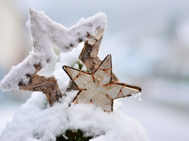 Деревянные звездочки лежат на снегу