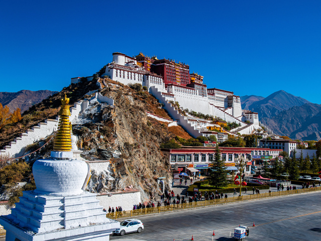 Красивый старинный дворец Потала,  Китай