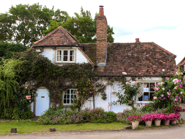 Красивый дом с цветами, Англия
