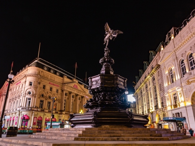 Мемориальный фонтан Шефтсбери на улице Лондона, Англия