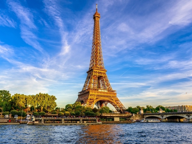 Высокая Эйфелева башня под красивым небом Парижа, Франция