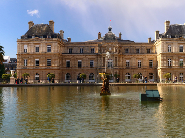 Люксембургский дворец у озера, Париж. Франция