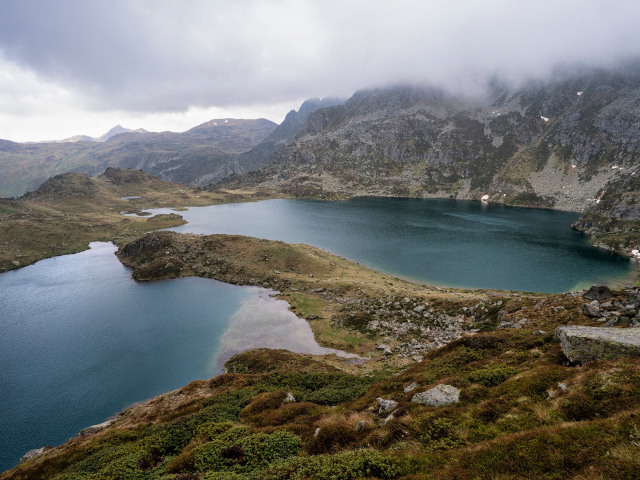 Озера у гор в тумане, Франция 
