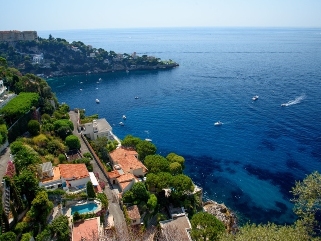 Вид на дома на холме у залива, Франция 