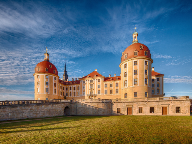 Старинный замок Морицбург под голубым небом, Германия