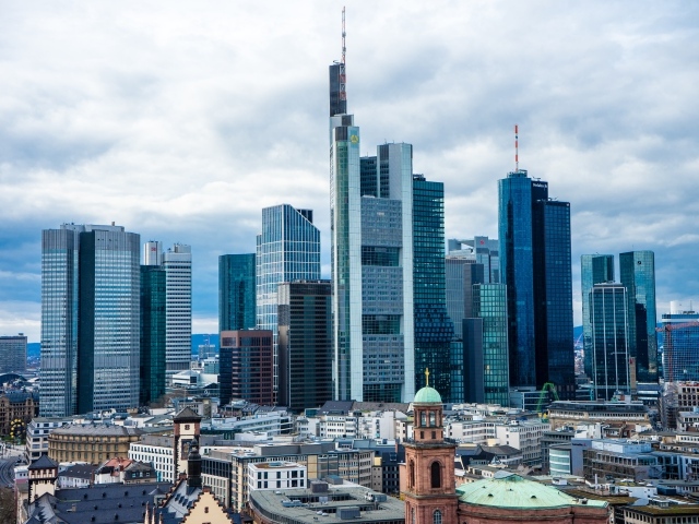 Красивые  высокие небоскребы города Франкфурт,Германия 