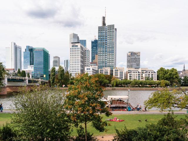 Красивый вид на небоскребы у реки, Германия 