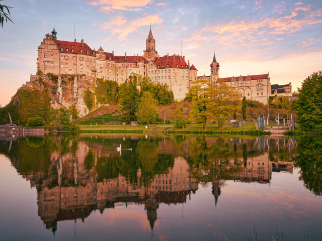 Замок Зигмаринген у пруда, Германия