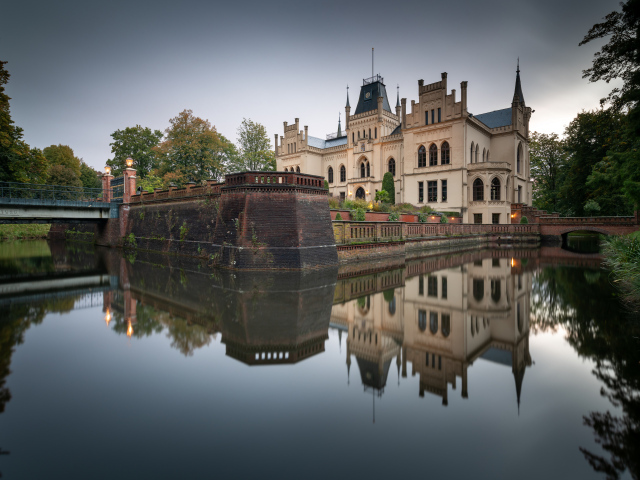 Крепость Эфенбург отражается в воде озера, Германия