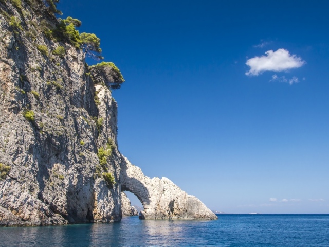 Каменный утес с аркой в море, остров Закинтос. Греция