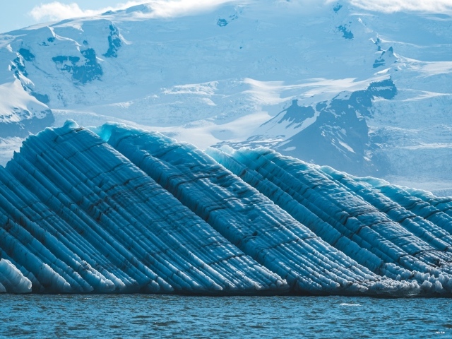 Большой голубой ледник и заснеженные горы Исландии