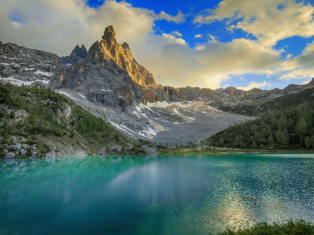 Горный массив Доломитовые альпы у озера, Италия 