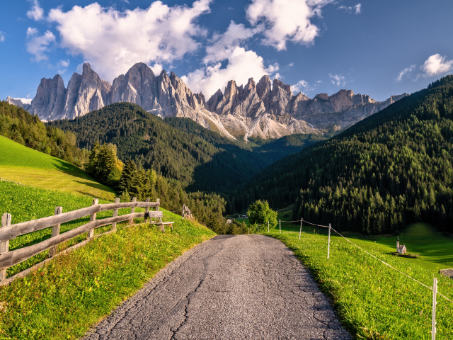 Дорога ведет к Доломитовым альпам, Италия