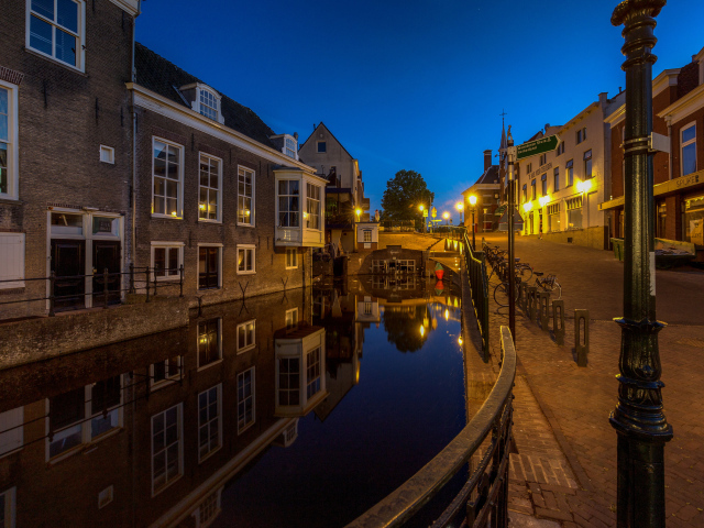 Дома у канала ночью, Нидерланды 