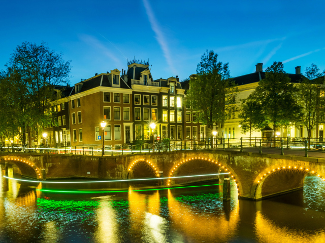 Дом у реки вечером, Амстердам. Нидерланды