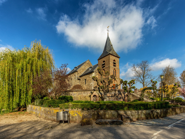 Старая церковь под  голубым небом, Нидерланды