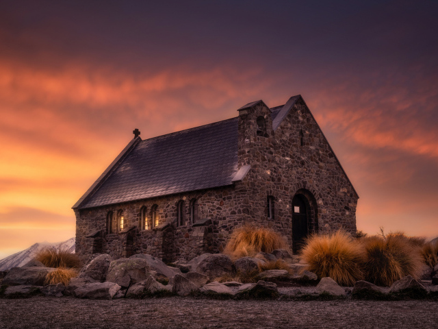 Старая каменная церковь в сумерках, Новая Зеландия